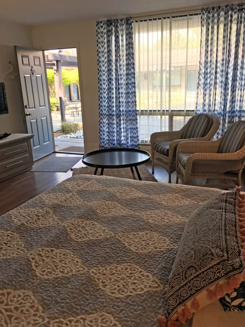 Standard Room, 1 King Bed, Non Smoking | Premium bedding, soundproofing, free WiFi, bed sheets