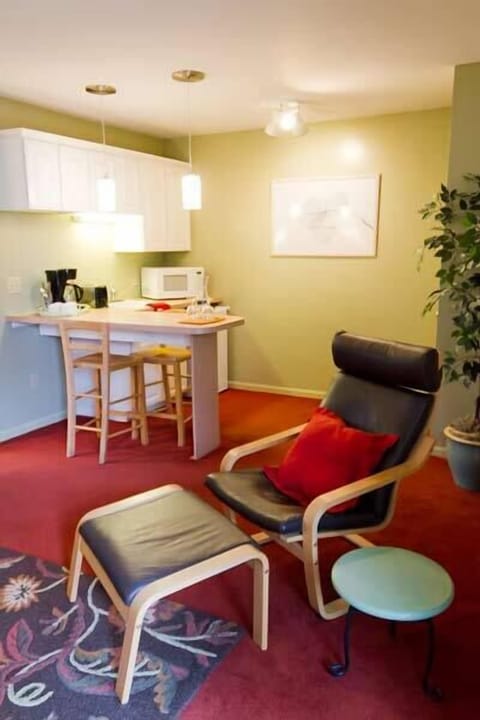 Suite, Non Smoking (Garden) | Premium bedding, soundproofing, free WiFi, bed sheets