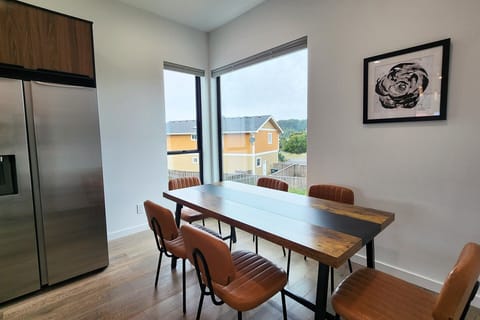 Nice dining table to enjoy a family meal.