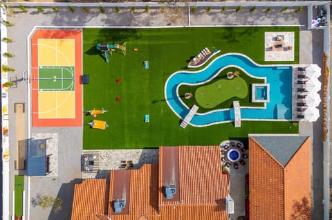 From sunrise to stars, there’s nonstop outdoor fun for guests of all ages—basketball, putt-putt, a lazy river, and more!

