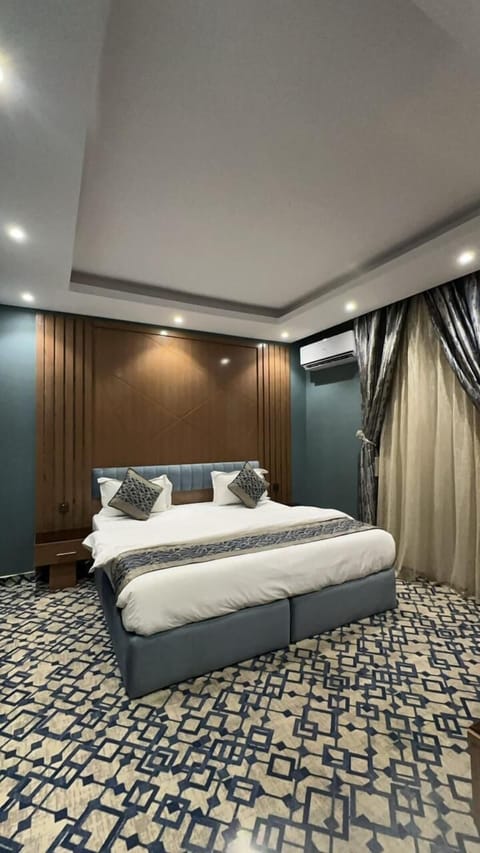 1 bedroom, blackout drapes