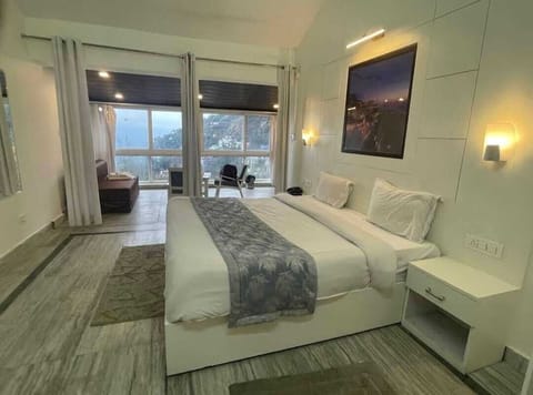 Classic Room | Desk, laptop workspace, free WiFi