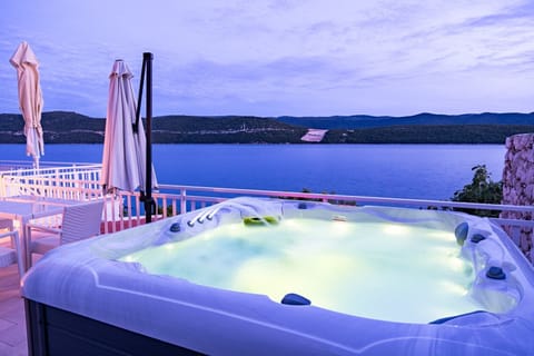 Outdoor spa tub