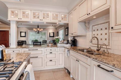 Fully outfitted chef's kitchen, complete with Henckles knife set & Le Creuset cookware.
