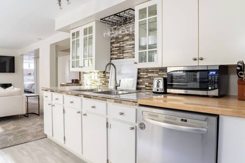 The kitchen is fully outfitted with dishes, glassware, cutlery, etc. Along with a high quality knife set, full set of pots & pans, cookware and bakeware - everything needed for a short or long stay.  Also a toaster, blender & hot water kettle.