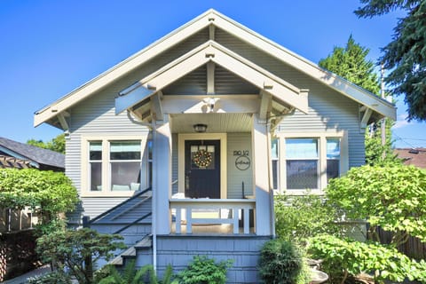 This property is the separate cottage behind the main house.