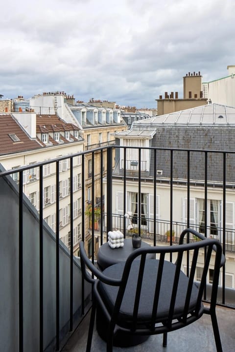 Elysée Suite with balcony | Minibar, in-room safe, desk, laptop workspace