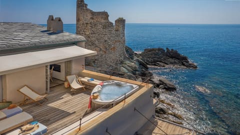 Terrasse avec jacuzzi : vue imprenable sur la mer