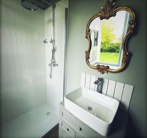 Classic Double Room | Bathroom | Towels, soap, shampoo, toilet paper