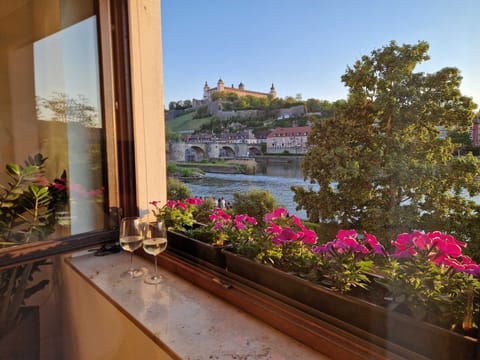 Traumhafter Ausblick von Wohn- und Schlafzimmer