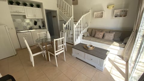 MOURIÈS Alpilles Provence vacation rental, comfortable gîte for rent, living room for 6 people. Online reservation with Plaisirs & Maisons de Provence
