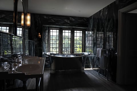 Luxury Room | Bathroom | Free toiletries, hair dryer, towels, soap