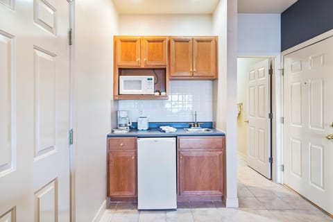 Queen Bedroom Kitchenette
