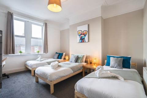 Apartment | 4 bedrooms, desk, Internet