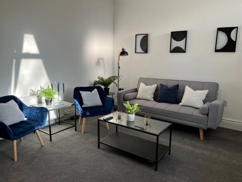 House | 2 bedrooms, desk, Internet