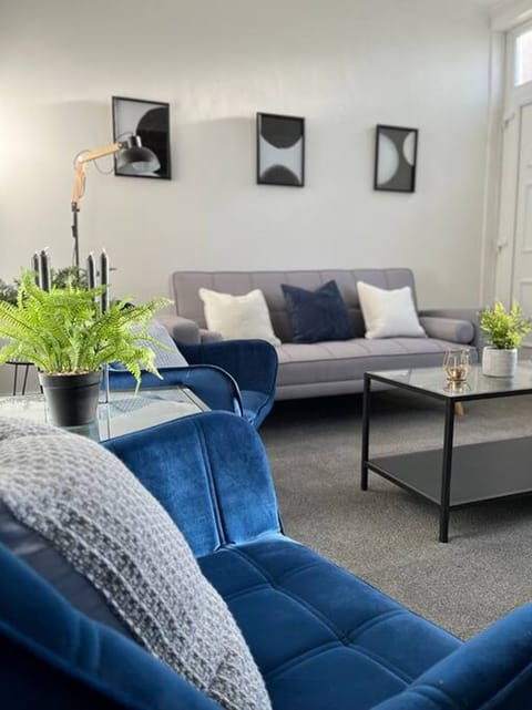 House | 2 bedrooms, desk, Internet