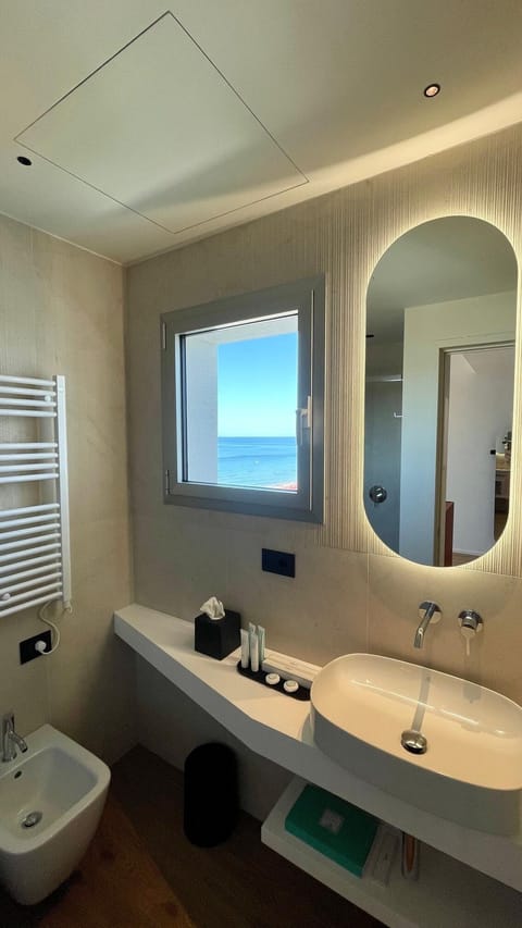 Deluxe Suite, Sea View, Beachfront | Bathroom | Shower, rainfall showerhead, free toiletries, hair dryer