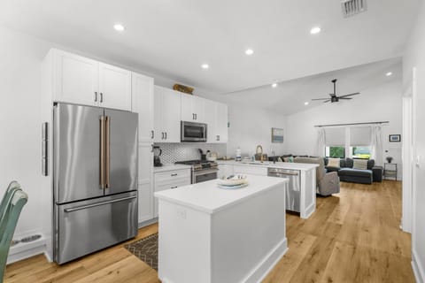 House, Garden View | Private kitchen | Full-size fridge, microwave, oven, stovetop