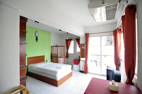 Studio, 1 Queen Bed | Desk, free WiFi