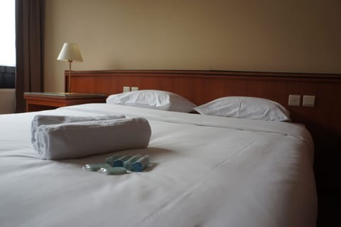 Desk, soundproofing, free WiFi, bed sheets