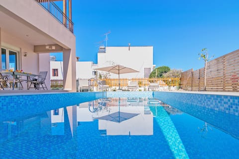 Outdoor pool, pool umbrellas, sun loungers