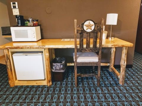 Signature Room, 1 King Bed | Desk, iron/ironing board, free WiFi, alarm clocks