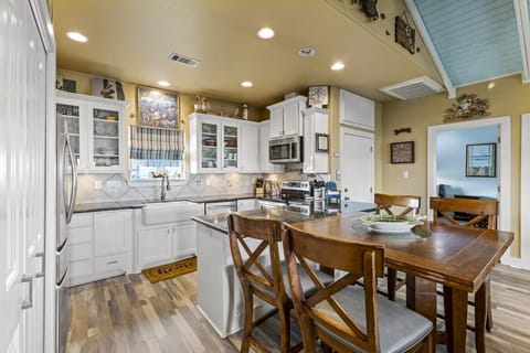 Fully stocked kitchen—cook, gather, and make memories