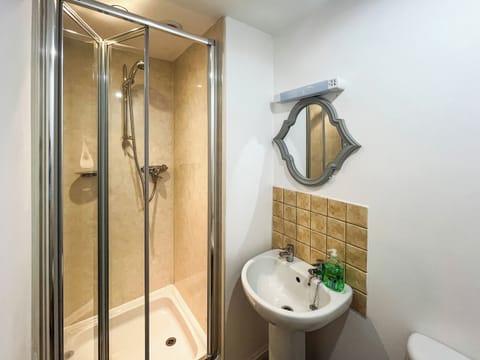 Bathroom | Sherwood House Apartment 3, Bakewell