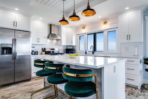 A spacious island designed for both prep and gathering