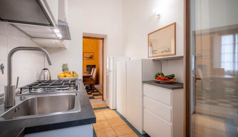 Apartment (Brunelleschi - Giotto) | Private kitchen | Fridge, espresso maker, coffee/tea maker, electric kettle