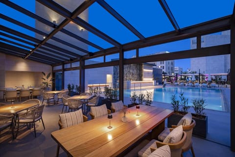 3 bars/lounges, cocktail bar