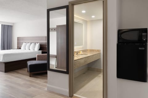 Suite, 1 King Bed, Non Smoking | Desk, blackout drapes, free WiFi, bed sheets