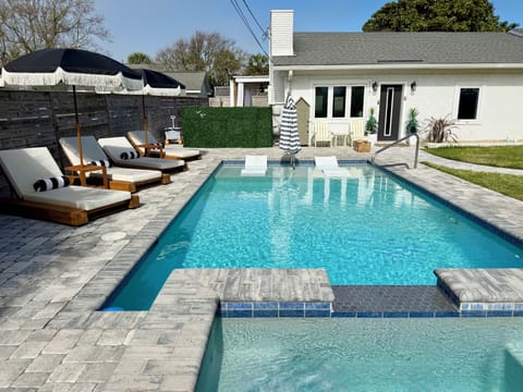 THE SALTY SADDLE - private pool & spa in courtyard