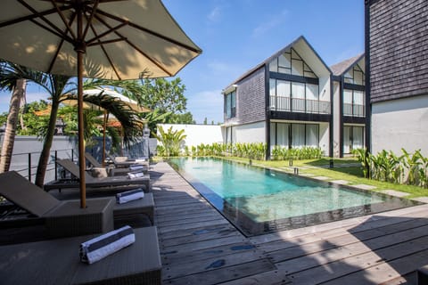 Outdoor pool, pool umbrellas, sun loungers