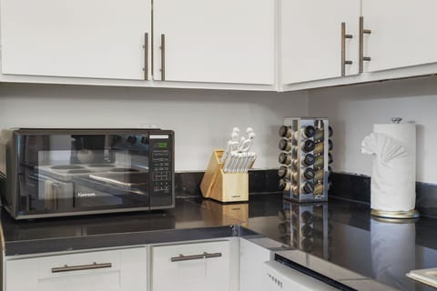 Apartment, 2 Bedrooms, Patio, Mountain View | Private kitchen | Coffee/tea maker, dining tables