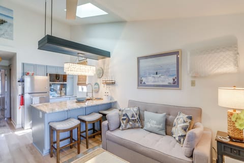 Oak Harbor Vacation Rental | 1BR | 1BA | 508 Sq Ft | Stairs Required