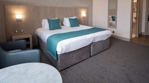 Executive Twin Room, 2 Twin Beds | Premium bedding, individually decorated, individually furnished, desk