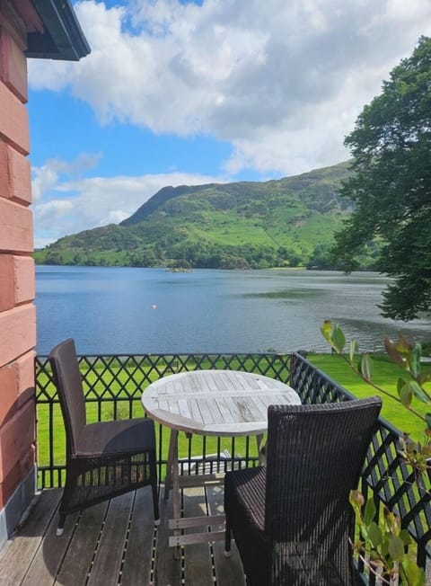 Honeymoon Suite, Balcony, Lake View (Placefell Suite) | Hypo-allergenic bedding available, WiFi (free), bed sheets