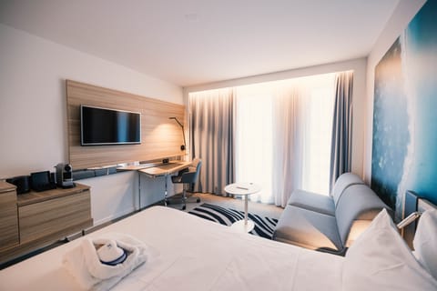 Premium bedding, in-room safe, desk, blackout drapes