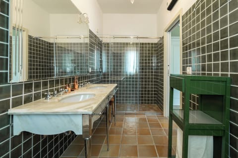 Comfort Double Room, Balcony, Hill View | Bathroom | Shower, free toiletries, hair dryer, bidet
