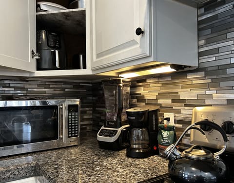 Applieances, Roku Blender, Microwave, Coffee Pot, Air Fryer, crock pot