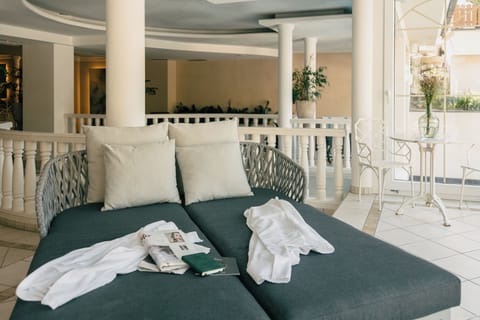 Sauna, hot tub, steam room, 3 treatment rooms, massages