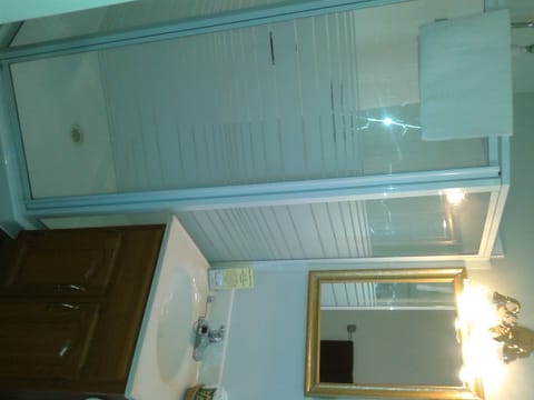 Standard Room, 2 Double Beds | Bathroom | Free toiletries, hair dryer, towels