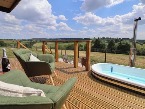 Cottage | Outdoor spa tub