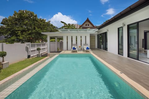 Outdoor pool, sun loungers