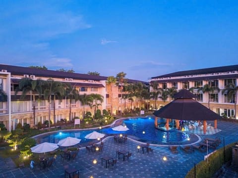 2 outdoor pools, open 6:00 AM to 7:00 AM, sun loungers