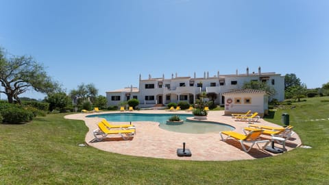 Expansive shared pool set in beautifully landscaped gardens, ideal for sun-soaked days and total relaxation
#PoolsideParadise #AlgarveEscape #HolidayRental #SunLoungers #GardenViews #LovelyStay