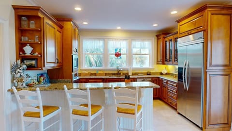 Kitchen w. Breakfast Bar