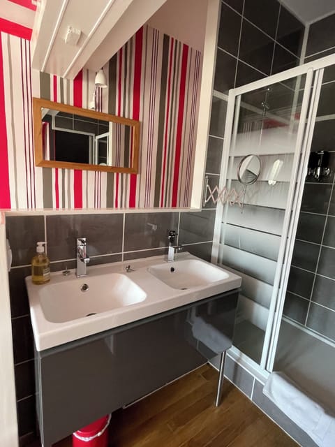 Classic Double Room | Bathroom | Shower, soap, shampoo, toilet paper