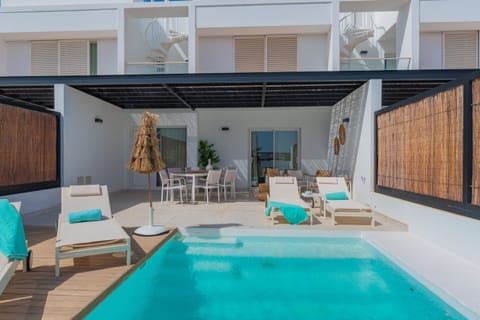 All ready for your vacation: private pool and sunbeds at Serena Silgar.